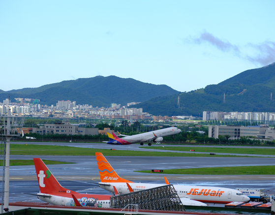 An Asiana Airlines plane headed for Haneda, Japan takes off from Gimpo International Airport on Sept. 6. [NEWS1]