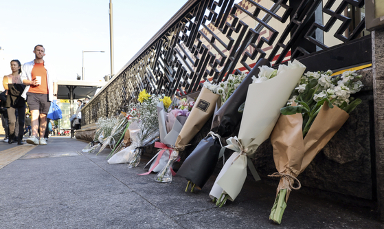 Flowers are placed at an exit of Itaewon Station on Sunday, near the site of the Oct. 29 Itaewon crowd crush. [JOONGANG ILBO] 