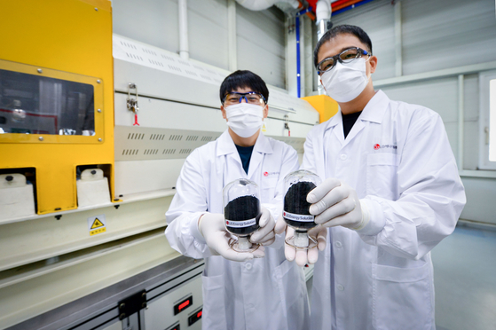 Researchers at LG Energy Solution’s Daejeon research center recycle used electrodes into cathode active material. [LG ENERGY SOLUTION]