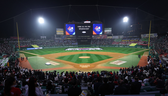 Fans and players at Incheon SSG Landers Field in Incheon stand for a moment of silence in tribute to the victims of the Itaewon Halloween tragedy before the SSG Landers and Kiwoom Heroes face off in Game 1 of the Korean Series on Tuesday. [YONHAP]