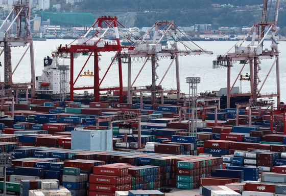 Cargo piled up at a port in Busan [YONHAP]
