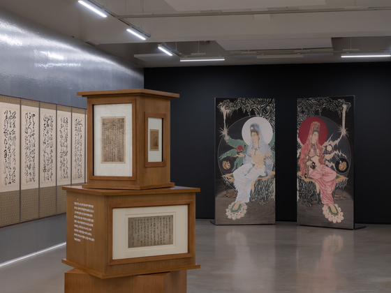 Calligraphic letters written by historical “icons,” like admiral Yi Sun-sin (1545-1598), artist Shin Saimdang (1504-1551) and scholar Yi Hwang (1501-1570), well-known by his pen name Toegye, left, and artist Park Grim's ″Shimhodo″ series (2021-22). [ILMIN MUSEUM OF ART]