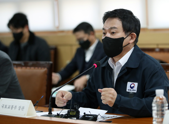 Won Hee-ryong, minister of land, infrastructure and transport, speaks at a meeting with CEOs of local airlines on Wednesday. [NEWS1] 