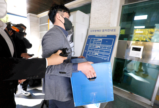 Officers from a special police investigation team raid the Yongsan Police Station in central Seoul Wednesday as a part of a probe into the botched police response to the Itaewon crowd crush Saturday. [YONHAP]