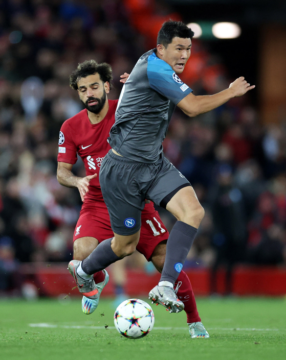 Napoli's Kim Min-jae, right, vies for the ball with Liverpool's Mohamed Salah during a UEFA Champions League Group A match at Anfield in Liverpool, England on Tuesday.  [REUTERS/YONHAP]