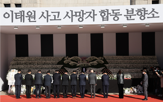People pay tribute to the victims of a crowd crush in the Itaewon area at a joint memorial altar at Seoul Plaza, central Seoul, on Wednesday. [YONHAP]