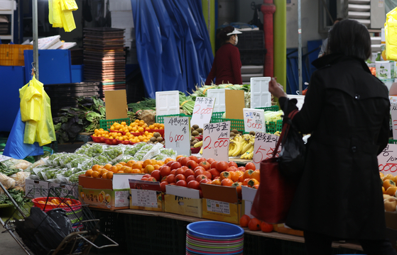 Fruits are displayed at a market in Seoul on Nov. 1. [YONHAP]