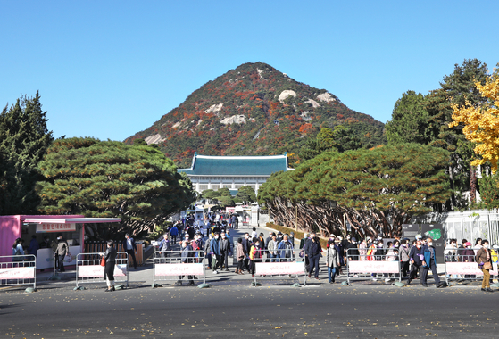 The Blue House, otherwise known as the former presidential office and residence, became a public venue on May 10. It is Seoul's newest hotspot for fall foliage. [PARK SANG-MOON]