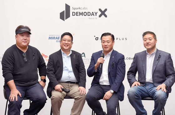 The four co-founders of SparkLabs, a local start-up accelerator, answer questions from the local press during an interview held Thursday morning at Coex, southern Seoul. From left are: Eugene Kim, Jimmy Kim, Lee Han-joo and Bernard Moon. [SPARKLABS]