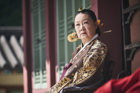 Queen Hwa-ryeong, above, and Queen Dowager, below, have different viewpoints about who the next crown prince should be. Queen Dowager is portrayed by Kim Hae-sook.[TVN]                