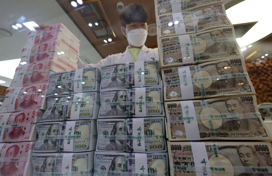 An employee sorts currency at Hana Bank’s Counterfeit Notes Response Center in Jung District, central Seoul, on Oct. 21. [YONHAP]