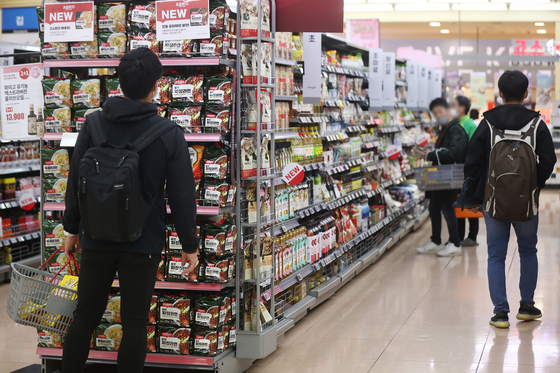 Shoppers browse for groceries at a large mart in Seoul on Thursday as inflation remains above 5 percent. [YONHAP]