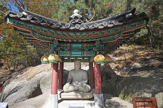 Stone Seated Buddha and Square Pedestal [PARK SANG-MOON]