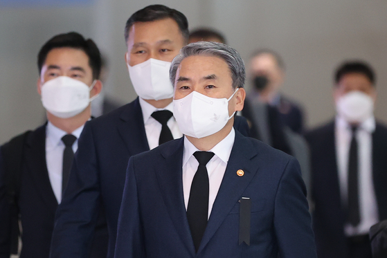 Defense Minister Lee Jong-sup, center, prepares to depart for the United States at Incheon International Airport on Tuesday. [YONHAP] 