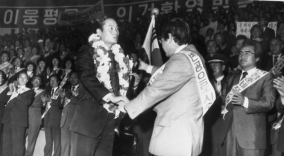 Korean government welcomes North Korean defector Lee Ung-pyong. Lee crossed the border in his MiG-19 fighter jet lands on Feb. 25, 1993. [JOONGANG PHOTO]