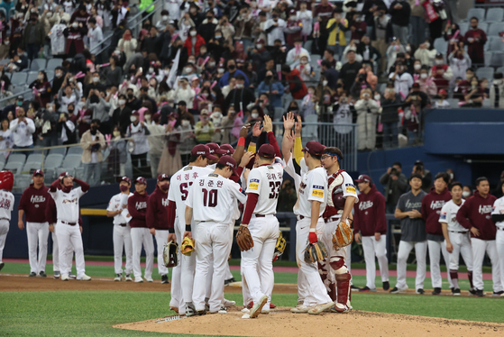 Kiwoom Heroes players celebrate at the end of Game 4 of the 2022 Korean Series at Gocheok Sky Dome in western Seoul on Saturday.  [YONHAP]