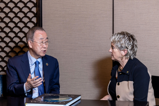 Former UN Secretary General Ban Ki-moon, left, and Jill Tiefenthaler, CEO of the National Geographic Society, discuss the climate crisis during a luncheon meeting at the Westin Josun Hotel in central Seoul on Oct. 17. [JANG JIN-YOUNG]