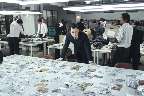 Jang in an investigation room to find out who the North Korean spy known as Dong-lim is. [MEGABOX PLUS M]