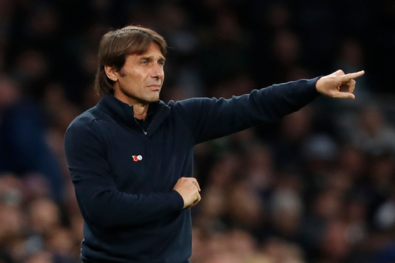 Tottenham Hotspur manager Antonio Conte gestures on the touchline during a Premier League match against Liverpool at Tottenham Hotspur Stadium in London on Sunday.  [AFP/YONHAP]
