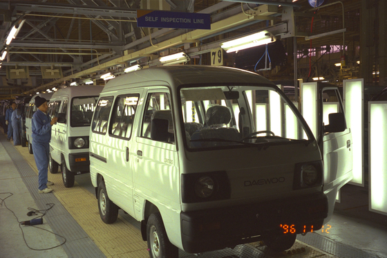 A photo taken in a factory of UzDEUavto on Nov. 12, 1996. [JOONGANG PHOTO]