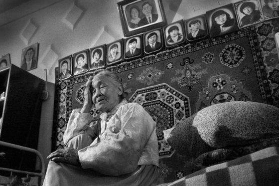 A photo of a Koryoin taken by Viktor An exhibited at a museum in Tashkent on Nov. 2, 2017. [YONHAP] 