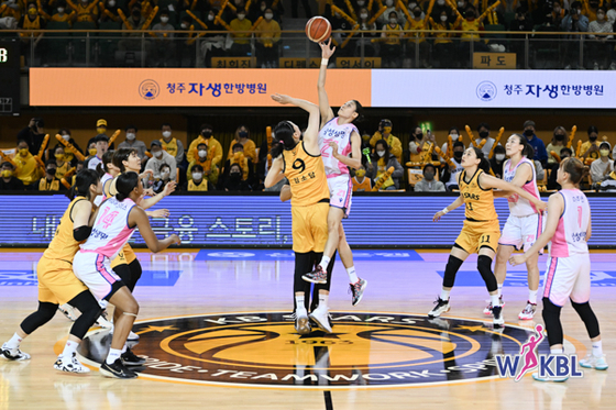 Lee Hae-ran of the Samsung Blueminx, right, vies for the ball against Kim So-dam of the KB Stars during a match on Sunday at Cheongju Gymnasium in Cheongju, North Chungcheong. [WKBL] 