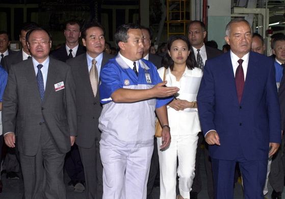Uzbekistan President Karimov, far right, visiting a factory of UzDEUavto in August 2001. [JOONGANG PHOTO]