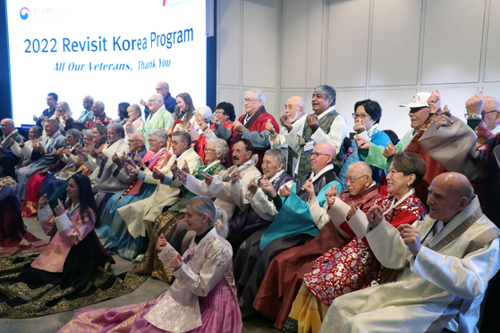 Korean War veterans and their relatives pose for a group photo at the Ambassador Hotel in Seoul on Tuesday. The Ministry of Patriots and Veterans Affairs invited 114 veterans from 15 countries to the 2022 Revisit Korea Program on Nov. 11, International Memorial Day for UN Veterans of the Korean War. [NEWS1]