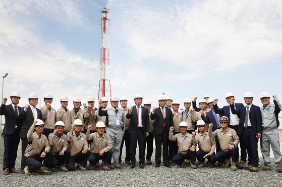 Lotte Group Chairman Shin Dong-bin taking part in a ceremony to announce completion of the gas chemical plant in the Surgil Field in May 2017. [LOTTE GROUP]
