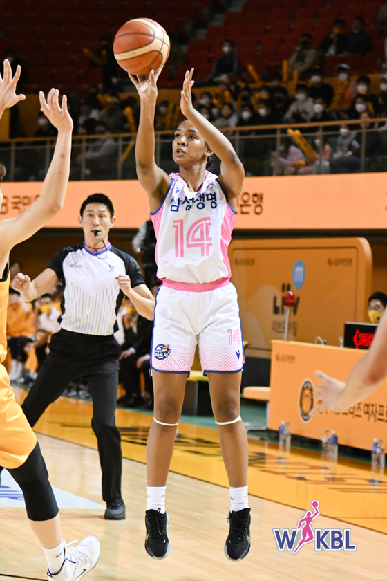 Kiana Smith of Samsung Life Blueminx plays the ball during a match against the KB Stars on Sunday at Cheongju Gymnasium in Cheongju, North Chungcheong.  [WKBL] 