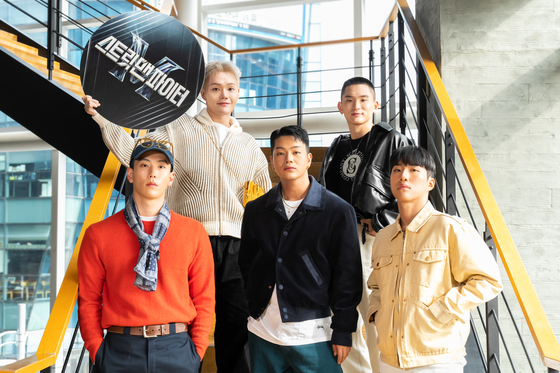 Dance crew Eo-Ddae poses for an online press interview on Monday. [MNET]