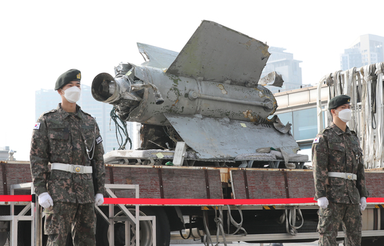 The remains of a short-range ballistic missile North Korea flew across the de-facto maritime border in the East Sea on Nov. 2. The South Korean military retrieved the debris from international waters in the East Sea on Sunday and showed it to reporters on Wednesday. [YONHAP]
