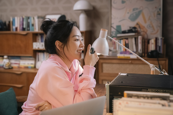 Mo-nee comes across an old ham radio and meets Kim Yong. She realizes that Kim Yong went to the same college as her parents, who were a campus couple. [CJ ENM]