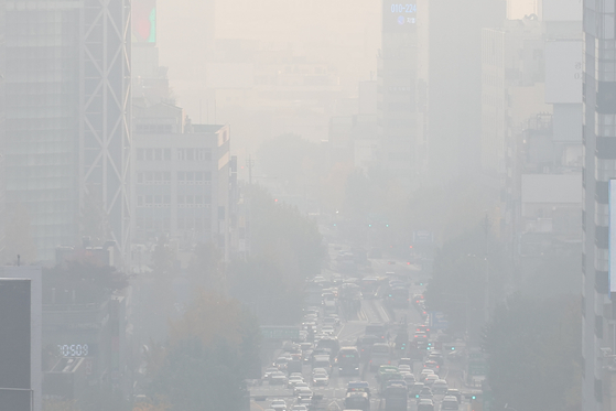 Fine dust and fog blanket are seen in Seoul's central area on Wednesday. [YONHAP] 