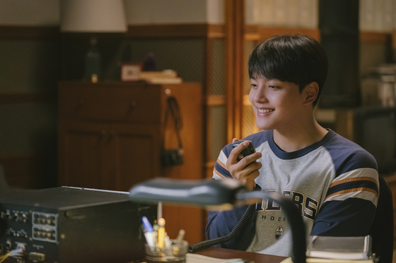 Kim Yong comes across a magical ham radio which connects him to Mo-nee, portrayed by Cho Yi-hyun, who is a college sophomore living in the year 2022. [CJ ENM]
