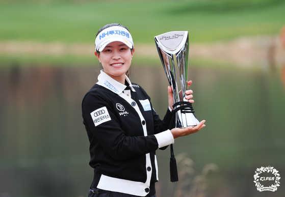 Park Min-ji holds her trophy after winning the SK Shieldus SK Telecom Championship at Lavie Est Belle in Chuncheon, Gangwon on Sunday. [KLPGA]