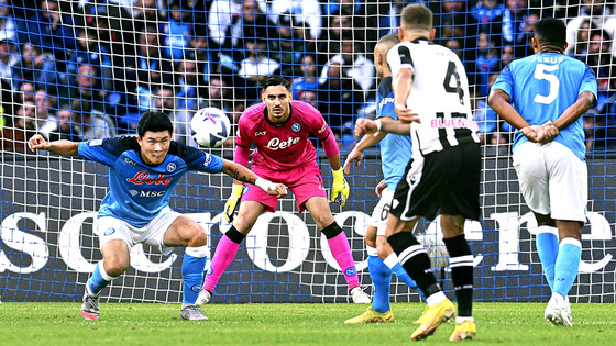 Napoli's Kim Min-jae, left, clears the ball with his head during a Serie A match against Udinese in Naples, Italy on Saturday. Kim played the full 90 minutes as Napoli won 3-2, extending their domestic winning streak to 11 games. Napoli remain undefeated in Serie A this season going into the international break for the 2022 Qatar World Cup.  [EPA/YONHAP]