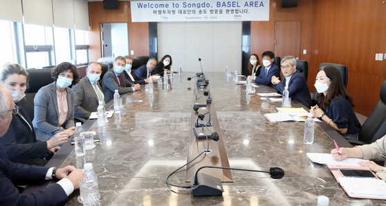 IFEZ Commissioner Kim Jin-yong in a meeting with private companies and government agencies from Switzerland including Christof Klopper, CEO of Basel Area Business and Innovation, at IFEZ on Sept. 29.