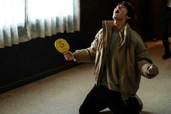 After the earthquake, Chang is constantly fooled by Jin and Jeon as they get him to do what they want for the price of a kidney. [TVING]