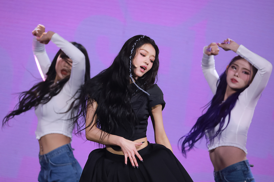 Singer YooA performs the lead track "Selfish" during a showcase for her second EP of the same title at the Yes24 Live Hall in eastern Seoul's Gwangjin District on Nov. 14. [WM ENTERTAINMENT]