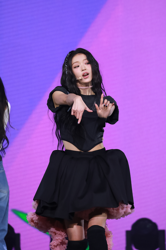 Singer YooA performs "Lay Low" during a showcase for her second EP “Selfish" at the Yes24 Live Hall in eastern Seoul's Gwangjin District on Nov. 14. [WM ENTERTAINMENT] 