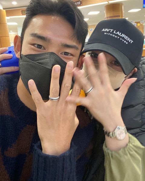 Former member of the girl group T-Ara, Soyeon, right, tied the knot with professional football player Cho Yu-min. [SCREEN CAPTURE]