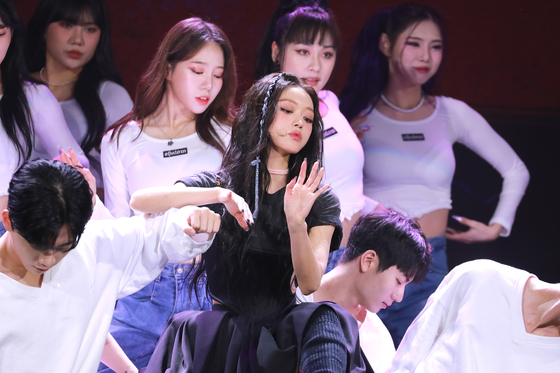 Singer YooA performs the lead track "Selfish" during a showcase for her second EP of the same title at the Yes24 Live Hall in eastern Seoul's Gwangjin District on Nov. 14. [WM ENTERTAINMENT]