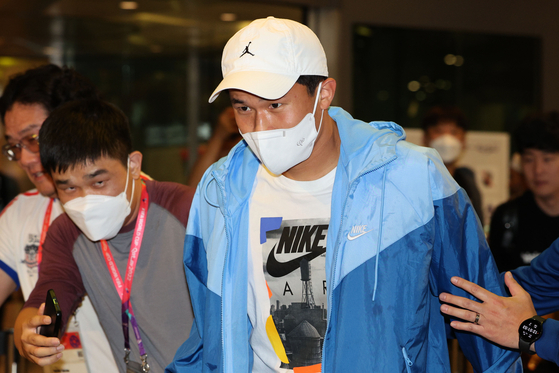 Kim Min-jae arrives in Qatar from Italy to join the Korean World Cup squad.  [NEWS1]
