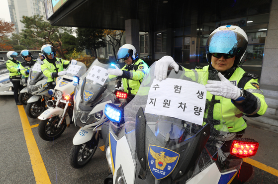 Traffic policemen in Suwon, Gyeonggi, put notices on their bikes offering rides to college entrance exam test-takers on Tuesday. The College Scholastic Ability Test (CSAT) will be taken across the nation on Thursday. [NEWS1]