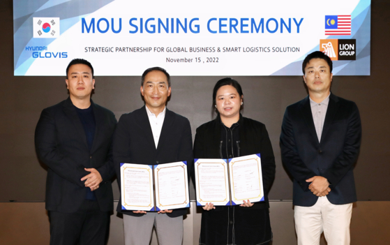 From left: Tony Oh, chief business development officer at Lion Group, Park Man-soo, leader of Hyundai Glovis’ smart innovation division, Serena Cheng, executive director on Lion Group’s board of directors, and Park Ji-hyun, head of Hyundai Glovis’ global biz development group pose for a photo after signing a memorandum of understanding on Tuesday. [HYUNDAI GLOVIS]