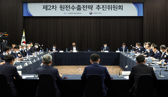 Minister of Trade, Industry and Energy Lee Chang-yang attends the Nuclear Energy Exports Strategy Committee meeting in September. The committee, which was launch in August, aims at promoting Korea's nuclear reactors abroad. [YONHAP]