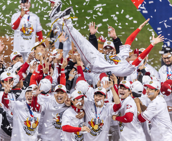 SSG Landers manager Kim Won-hyong is thrown in the air by his players as they celebrate winning the 2022 Korean Series on Nov. 8.  [YONHAP]