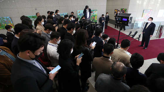 President Yoon Suk-yeol speaks to reporters as he arrives at the presidential office in Seoul on Nov. 18. [YONHAP]