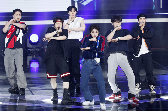 Just B performs on SBS MTV's music program "The Show" in May. [NEWS1]